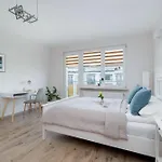 Atmospheric In Center With Desk And Bathtub By Renters Апартаменты