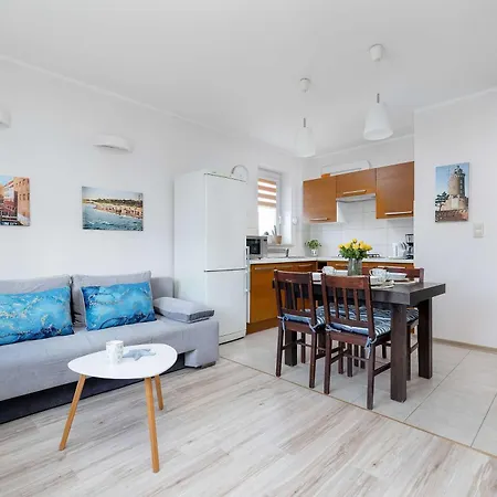 Atmospheric In Center With Desk And Bathtub By Renters Daire