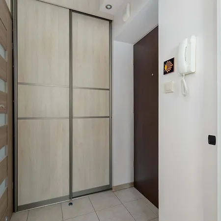 Atmospheric In Center With Desk And Bathtub By Renters *