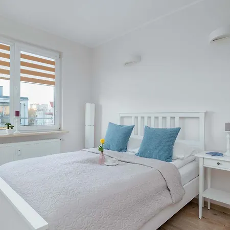 Atmospheric In Center With Desk And Bathtub By Renters Daire *