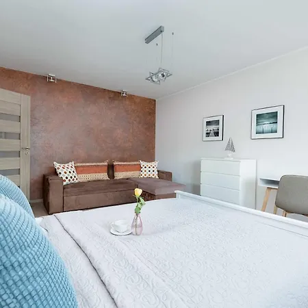 Atmospheric In Center With Desk And Bathtub By Renters Daire Kolobrzeg
