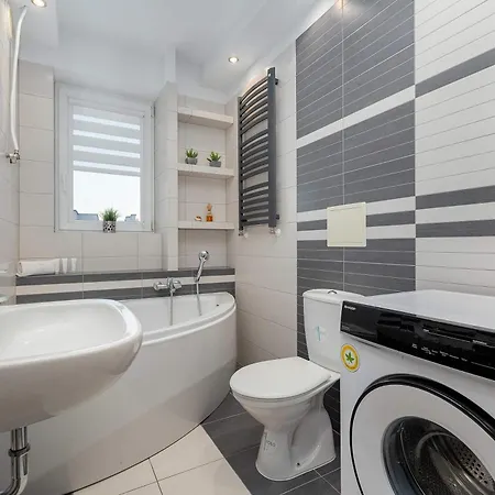 Atmospheric In Center With Desk And Bathtub By Renters Daire