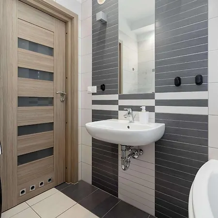 Atmospheric In Center With Desk And Bathtub By Renters Daire